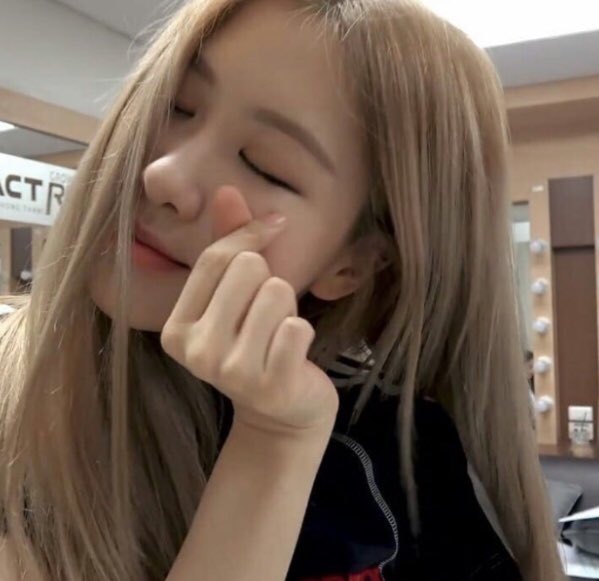 Blackpink авы. Розе Блэк Пинк сердечко. Розэ пак Эстетика. Розе Блэк Пинк Эстетика. Розэ BLACKPINK aesthetic