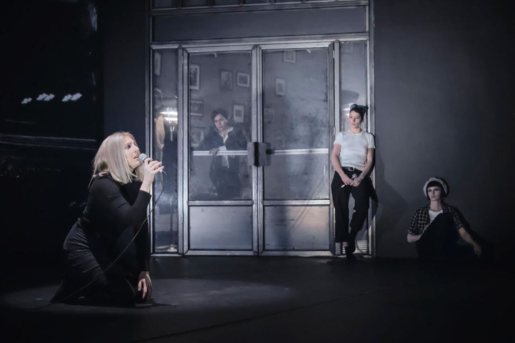 « Éclipse » au <a href="/QuatSous/">Théâtre de Quat'Sous</a> : sortir de l'obscurité pour un instant lesmeconnus.net/eclipse-quatso…