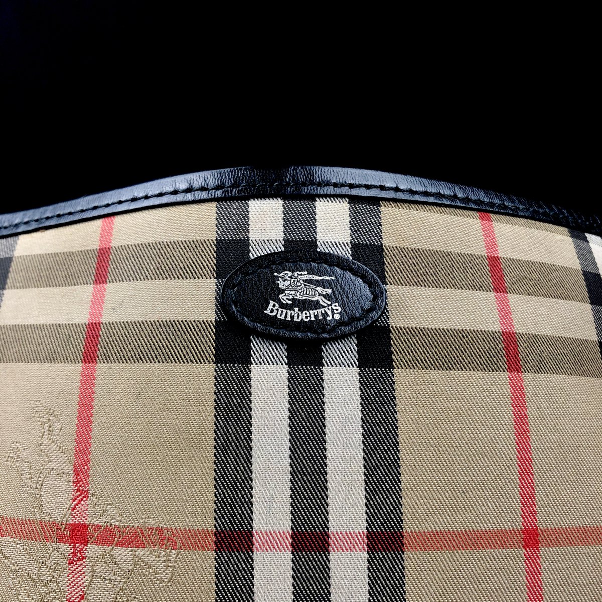 RetroWM's tweet image. Fresh #Burberry out now! £80.
Available at RETRO Woman, 20 Pembridge Rd, W11 3HL.

Visit our online shop at mgeshops.com

#vintageshopping #bag #style #bargain #newstock #vintage #designer #depop #londonfashion #vintagelondon #vintagefinds #designerbag #burberrybag