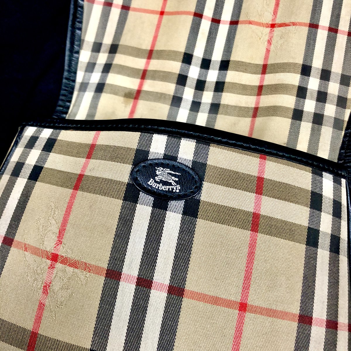 RetroWM's tweet image. Fresh #Burberry out now! £80.
Available at RETRO Woman, 20 Pembridge Rd, W11 3HL.

Visit our online shop at mgeshops.com

#vintageshopping #bag #style #bargain #newstock #vintage #designer #depop #londonfashion #vintagelondon #vintagefinds #designerbag #burberrybag