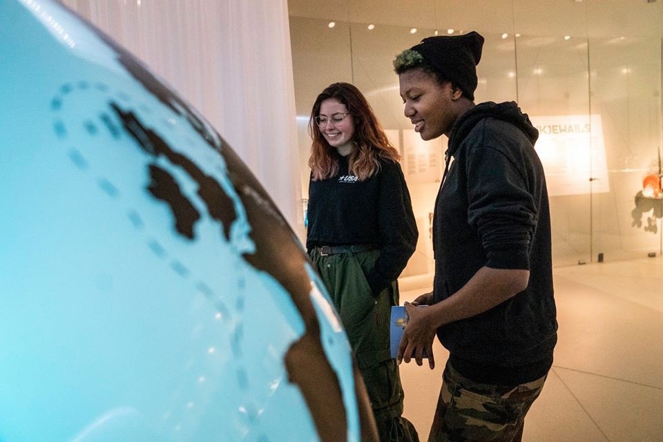 kunstbendegrunn's tweet photo. Kunstbende is jarig en dat vierden we afgelopen zondag met de #Kunstbende B-Day Bash #Workshopdag in het Grand Theatre en @groningermuseum.

Wil jij er volgende keer bij zijn? Schrijf je dan in voor Kunstbende Groningen via de website.

#haareruitwieerinzit #vanzoldernaarpodium https://t.co/kUHcPcZ2nQ