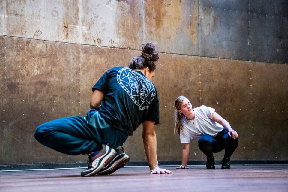 kunstbendegrunn's tweet photo. Kunstbende is jarig en dat vierden we afgelopen zondag met de #Kunstbende B-Day Bash #Workshopdag in het Grand Theatre en @groningermuseum.

Wil jij er volgende keer bij zijn? Schrijf je dan in voor Kunstbende Groningen via de website.

#haareruitwieerinzit #vanzoldernaarpodium https://t.co/kUHcPcZ2nQ