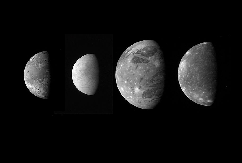 Io_VL's tweet photo. Il y a 13 ans, quand New Horizons est passée près de @Jupiter_VL (voir son tweet), elle nous a prises en photo, mes soeurs Europe (2), Ganymède (3), Callisto (4) et moi (1) ! https://t.co/MMnGsH0oQR