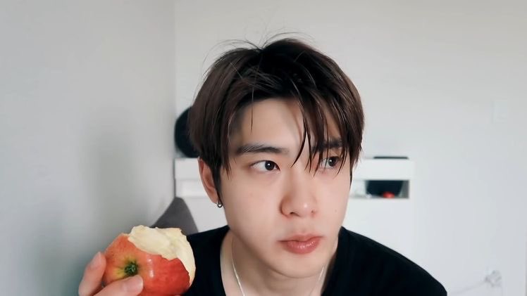 myJohnnyJ5uh's tweet photo. "กัดหนึ่งคำแล้วฝันจะเป็นจริง"
"....."
"....."
"อร่อยดี มีอีกลูกมั้ย ?" https://t.co/mJvkGgvNm7