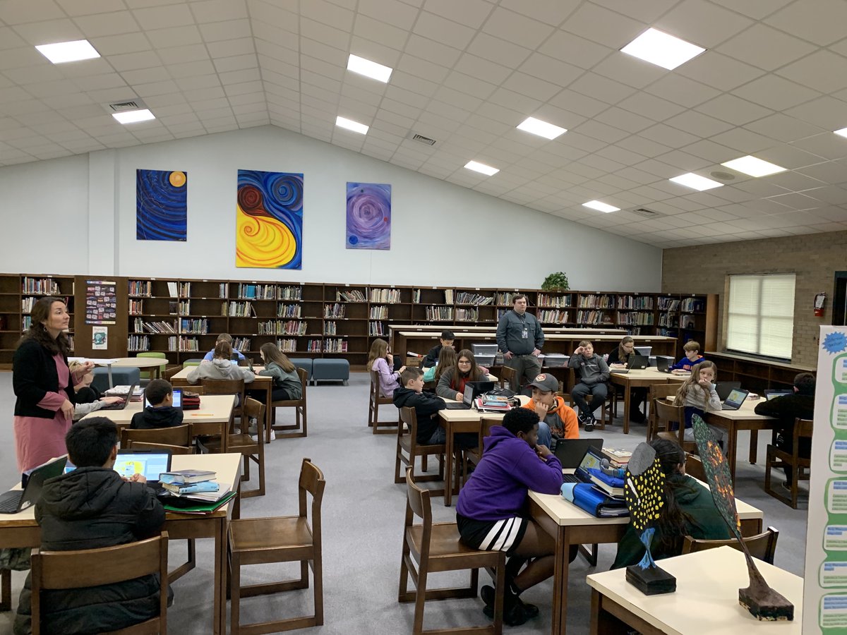 lms_knights's tweet photo. Ss learning about developing their own podcasts...what keeps the audience’s attention and how do you engage the listener?  Solid co-taught lesson between media and ELA.  #ignitelearningbcps @lms_knights https://t.co/NqwAAlqoGB