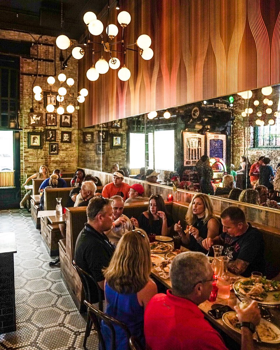 Start the week with a delicious lunch break at #ItalianDisco🍕 Enjoy our $9 Lunch Combo from 11am-4pm with your choice of half sandwich and soup or salad 🥗