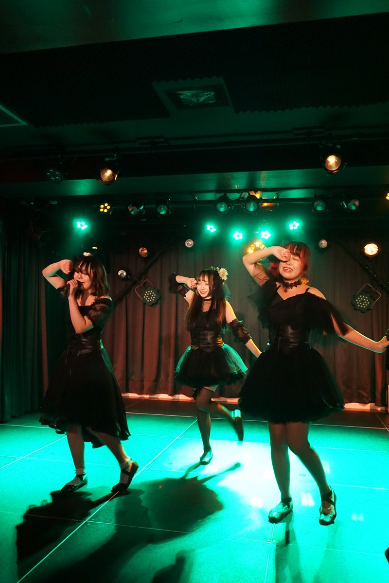 railbird007's tweet photo. 2020/1/27＠浅草橋MANHOLE
ドロプメのラストライブ。解散がもったいないくらいの素晴らしいステージだった。
５ヶ月という短い活動期間だけどパフォーマンスはずっと右肩上がりだったし、ステージを下りると３人とも愛くるしいキャラクターで癒された。
瞬く間だったけど楽しかったな。

#DropMaker https://t.co/nGo4POJLsT