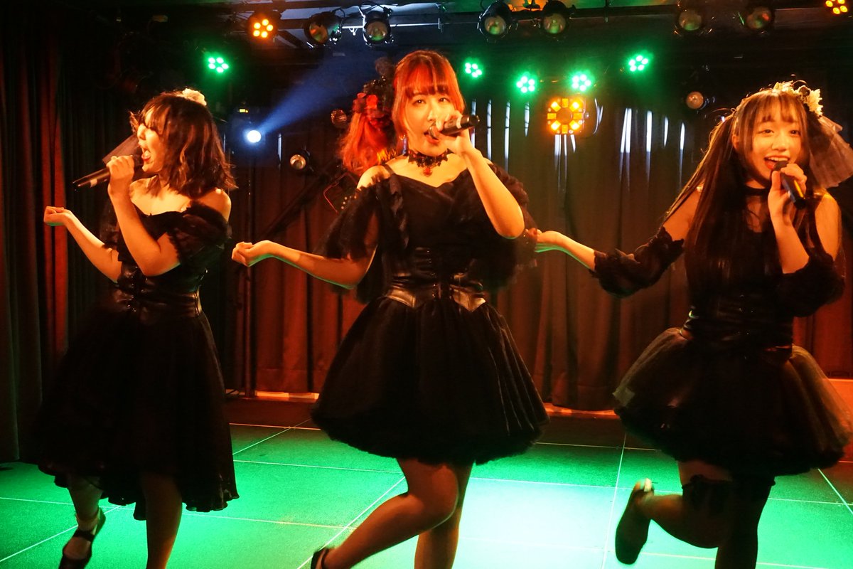 railbird007's tweet photo. 2020/1/27＠浅草橋MANHOLE
ドロプメのラストライブ。解散がもったいないくらいの素晴らしいステージだった。
５ヶ月という短い活動期間だけどパフォーマンスはずっと右肩上がりだったし、ステージを下りると３人とも愛くるしいキャラクターで癒された。
瞬く間だったけど楽しかったな。

#DropMaker https://t.co/nGo4POJLsT