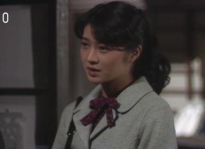 渡る世間の片隅で בטוויטר 朝っぱらから父 仙造に連れられて田倉商店に姿を現した道子 首に巻いたリボンとか おそらく昭和三十年あたりとしては最新の かわいい が導入されて止まない箱入り娘 演者は田中美佐子さん 令嬢道子 道子道 おしん貼り紙 おしん