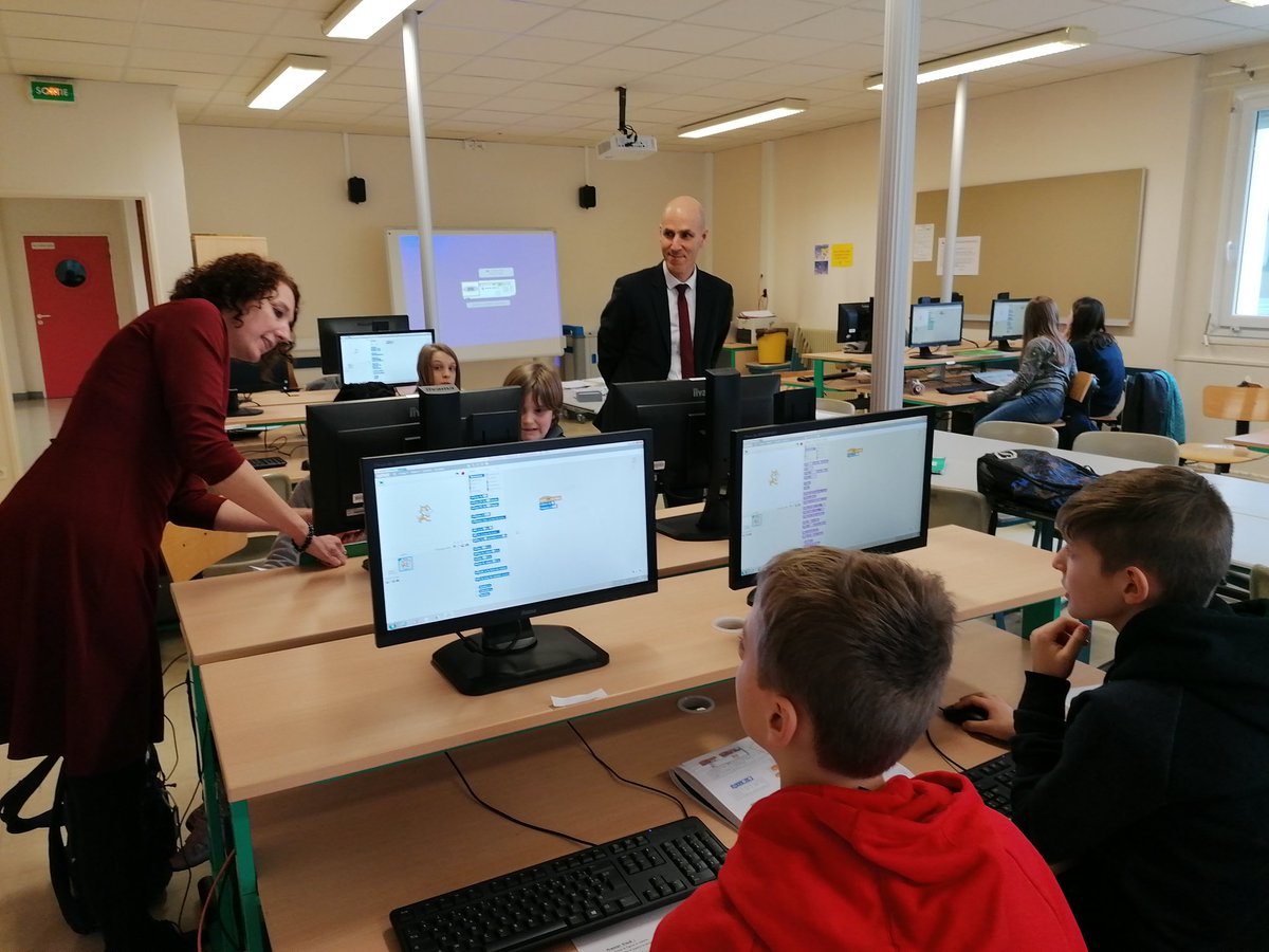 dsden76's tweet photo. Semaine des #mathématiques et du #numérique dans l'@ac_normandie : les élèves de 6ème du collège Jean de la Varende de Mont-Saint-Aignan participent à un atelier de #programmation avec leur enseignante, en présence du directeur académique adjoint et de #parents https://t.co/V9ZbVgDihn