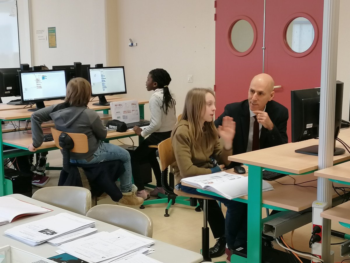 dsden76's tweet photo. Semaine des #mathématiques et du #numérique dans l'@ac_normandie : les élèves de 6ème du collège Jean de la Varende de Mont-Saint-Aignan participent à un atelier de #programmation avec leur enseignante, en présence du directeur académique adjoint et de #parents https://t.co/V9ZbVgDihn