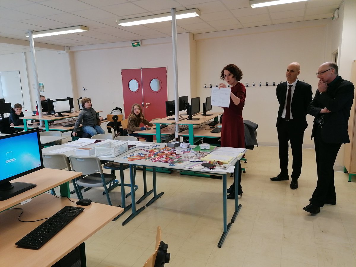 dsden76's tweet photo. Semaine des #mathématiques et du #numérique dans l'@ac_normandie : les élèves de 6ème du collège Jean de la Varende de Mont-Saint-Aignan participent à un atelier de #programmation avec leur enseignante, en présence du directeur académique adjoint et de #parents https://t.co/V9ZbVgDihn