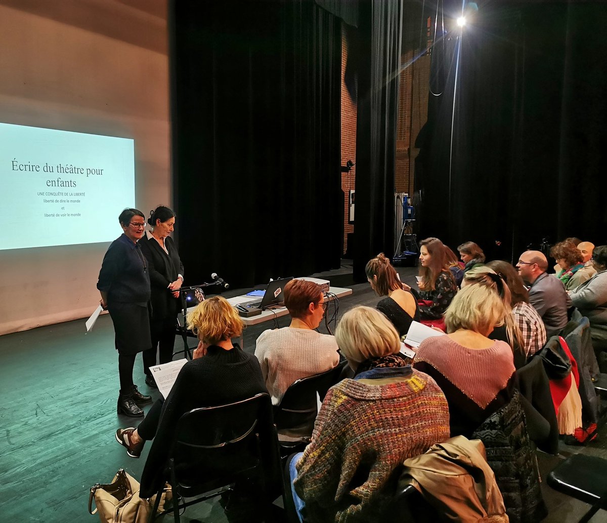 ScenesetCines's tweet photo. Rencontre professionnelle avec Suzanne Lebeau, auteure et fondatrice de la compagnie québécoise Le Carrousel, aujourd'hui à Miramas, avec une conférence autour de l'écriture pour les jeunes publics.
#scenesetcines #theatre #jeunepublic #Miramas #SuzanneLebeau #enfance https://t.co/oHmhbn1jY7