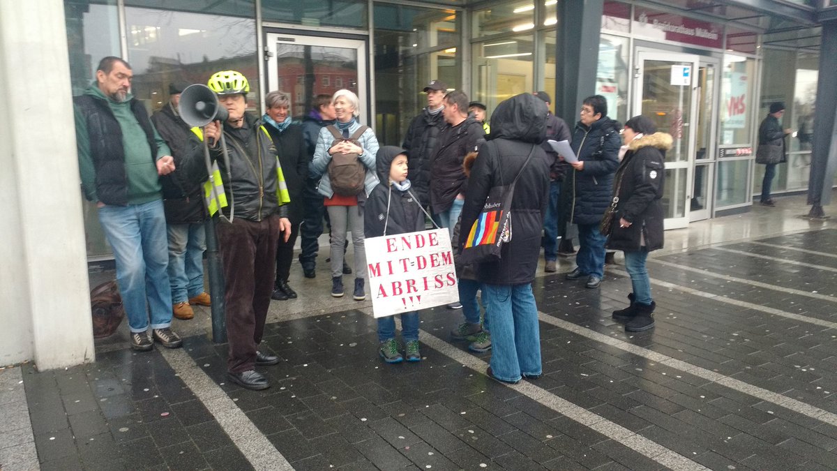 FrauenDer1006's tweet photo. Die Mieter*innen aus der #Egonstraße in Stammheim demonstrieren vorm Bezirksrathaus MH. Eine ganze Siedlung soll von der Stadt @koeln abgerissen werden, mitten in einer ausgewachsenen #Wohnungskrise. Es ist ein Skandal @CDUkoeln! @gruenenrw https://t.co/31JbuDZSBb