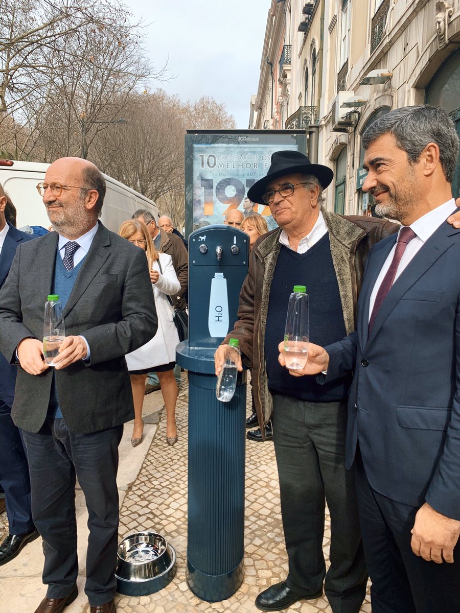 greenlisboa2020's tweet photo. There's a new drinking fountain in town! Located in Avenida da Liberdade, this is the first of 200 more modern and inclusive water fountains where you can refill your reusable bottle or let your pet quench its thirst!🚰💧 #evolui #EGCA2020 https://t.co/0NX4c3me3B