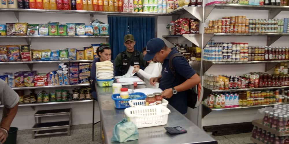 sundde_ve's tweet photo. #MIRANDA || Fiscales de la Sundde junto al @MinComercioN y @zodimiranda43 continúan desplegados en los comercios exhortando al cumplimiento de la Ley Orgánica de Precios Justos, garantizando la  protección al pueblo en el acceso de los bienes de primera necesidad.  #27Ene https://t.co/dlTxumj02o