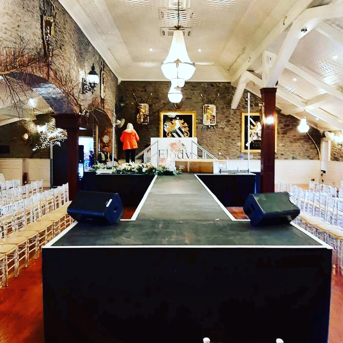 IdcContracts's tweet photo. Catwalk installation/de-rig from over the weekend.  @castlestagehire https://t.co/vKcPLJ842Y