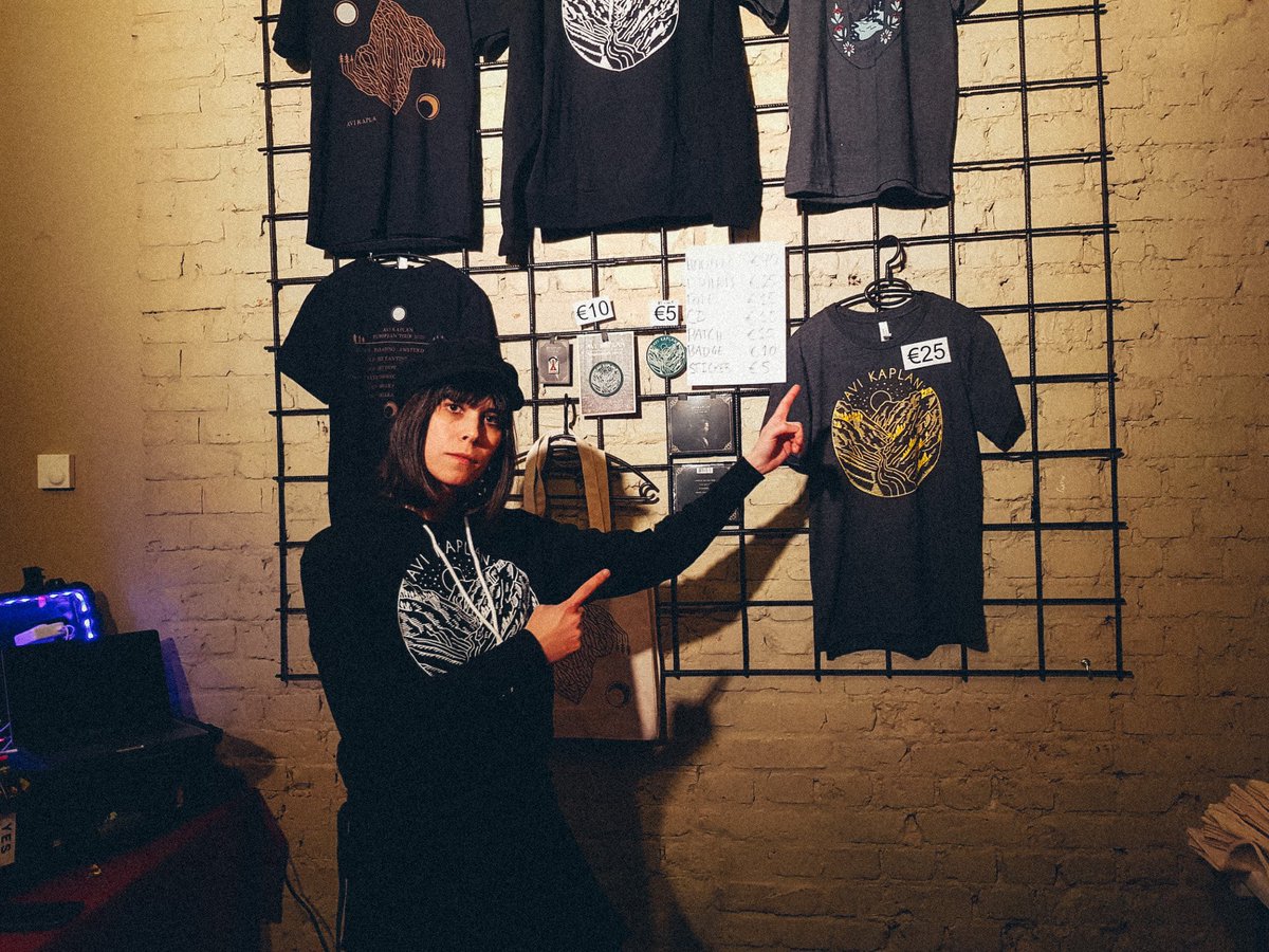 Here is my very tired face currently on tour selling Merch for the amazing @Avi_Kaplan (and @NoahDenney @kalebthomasjones ). 
📷 by @Eclipse_Sabrina