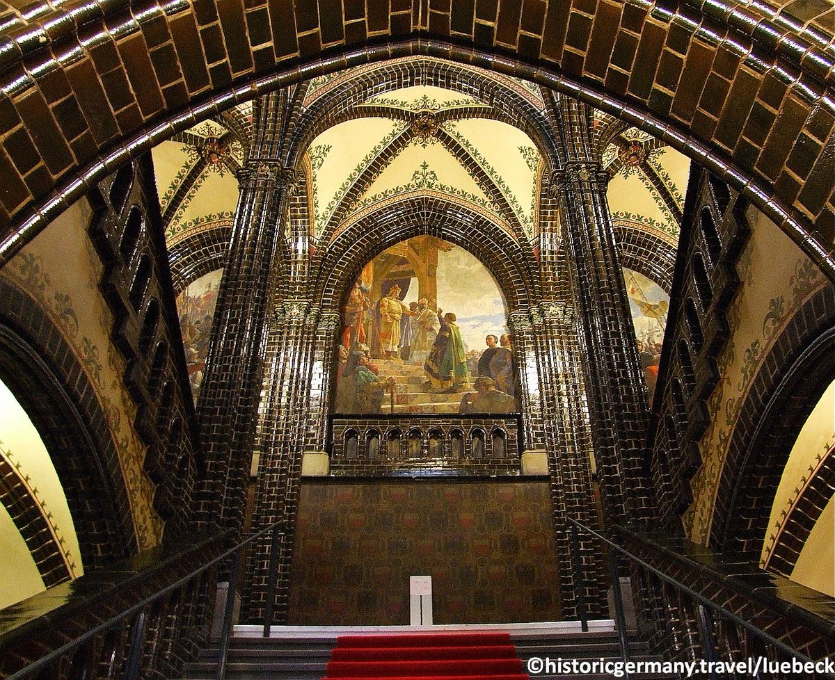 hhofgermany's tweet photo. #Lübeck Town Hall is one of the most beautiful town halls in Germany. The dark bricks (pic) make a striking contrast to the traditional red-brick construction of the surrounding buildings. #visitluebeck #einnorden #comeseesh #WeAreGermany @hansekoenigin https://t.co/HIUtky6iRq