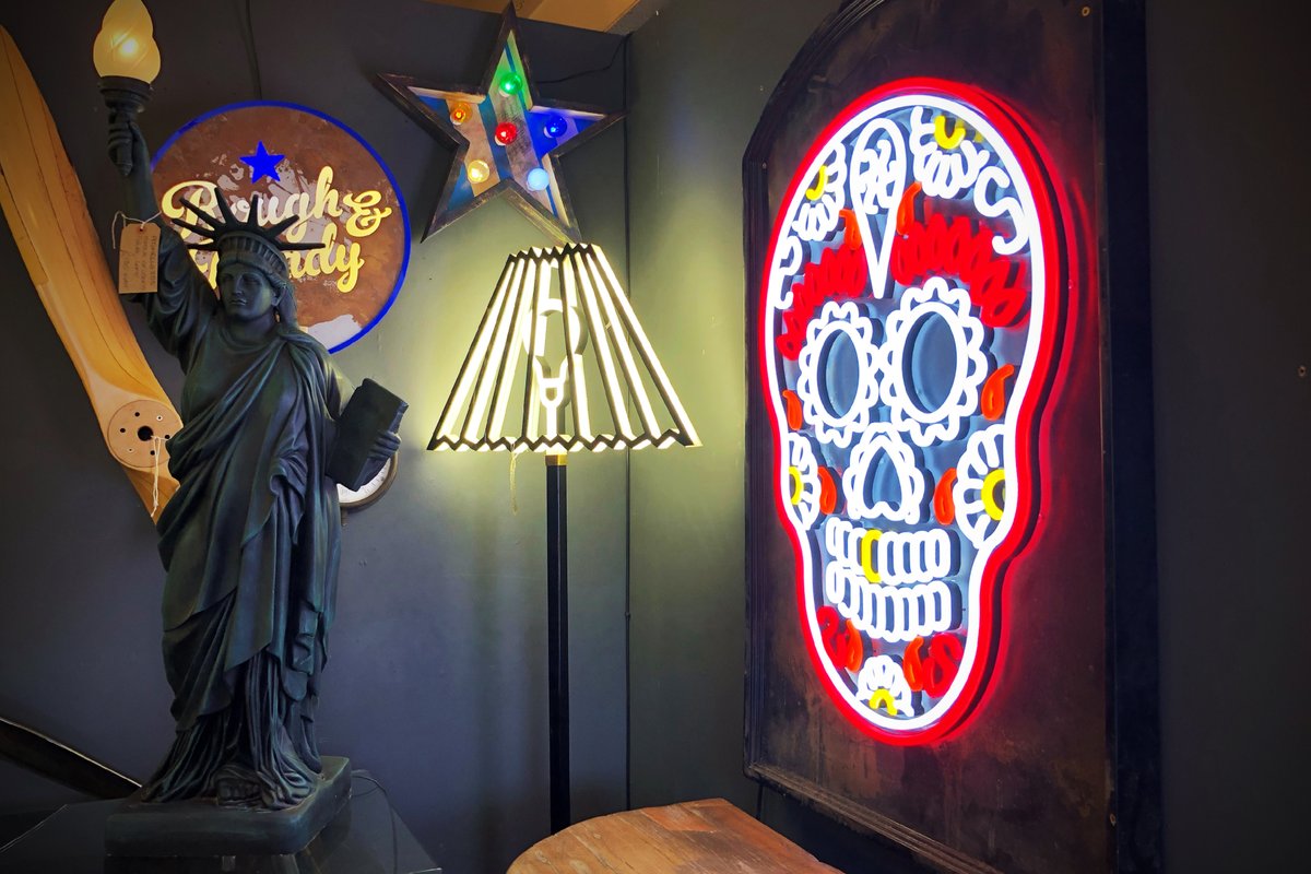 Give your home a glow-up! bit.ly/2uEZtwE #interiordesign #neonsigns #decor #homedesign