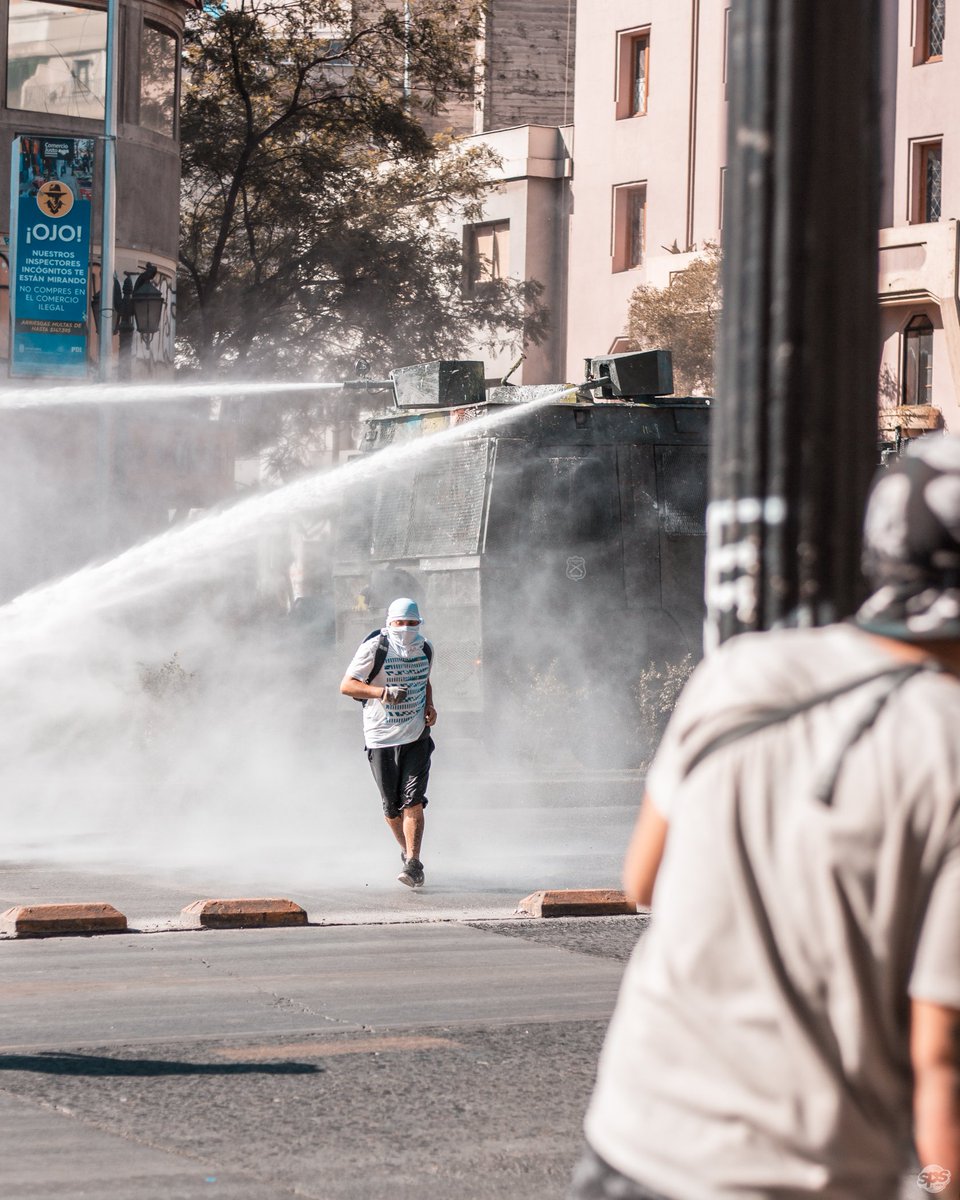 SPSProd's tweet photo. Aguante los que luchan 🙌🏿✊🏿💣🔥💎

#spsprod #renunciapiñera #chiledesperto #acab #1312 #plazadeladignidad #highlights #highlightscl #foteroscl #instachile #instaphoto #photo #photographer #photography #primeralinea #foto #fotografia #fotografo #canon #50mm #santiagoadicto https://t.co/F2I7BLEVzk