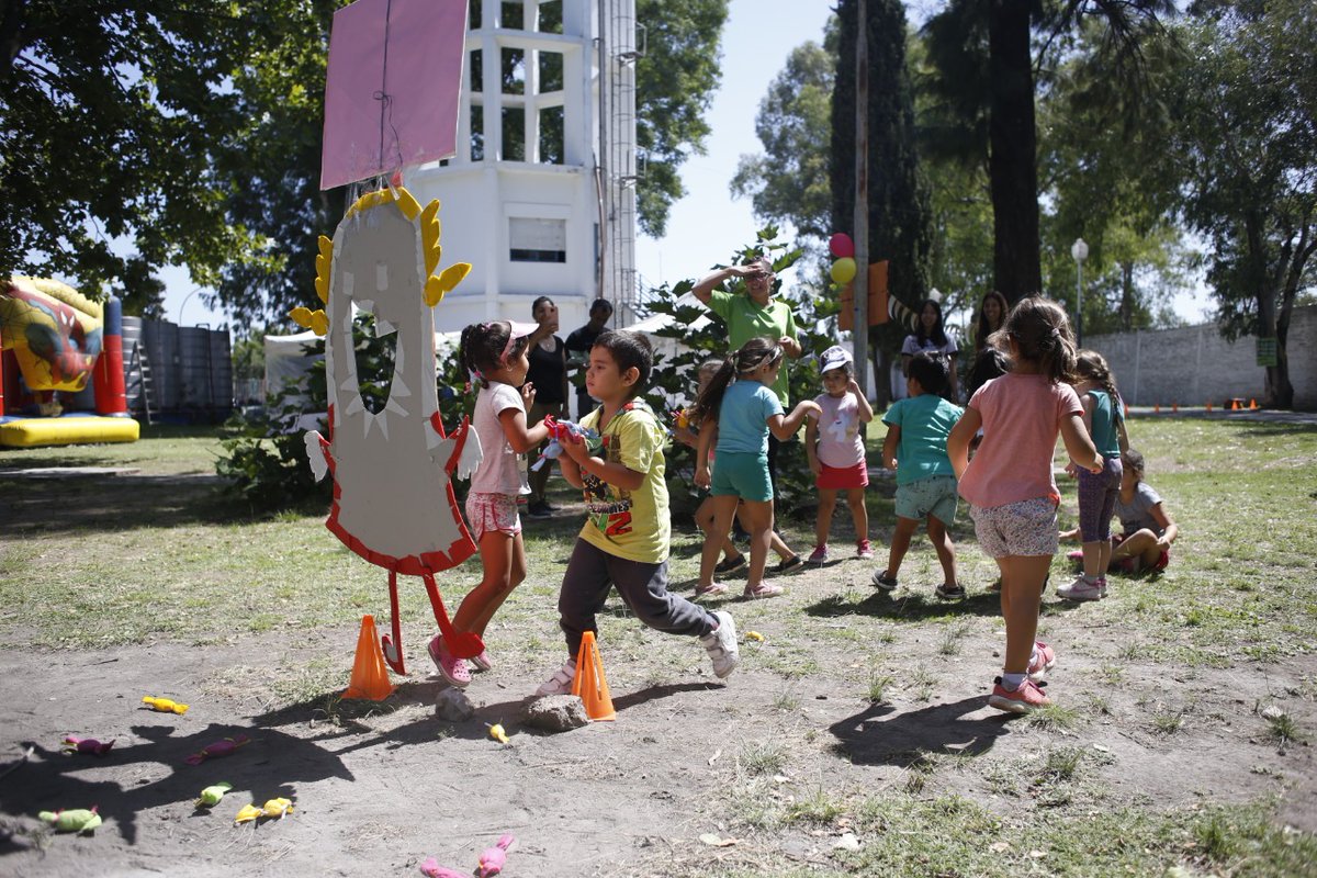 sergioiacovino's tweet photo. Maravilloso cierre de la Colonia de Verano en el #Cedem2
Un espacio de recreación y enseñanza de valores con el deporte como eje 
Gran trabajo de todo el equipo de #Deportes de @Municipalidad3F https://t.co/svH6pXgi7w
