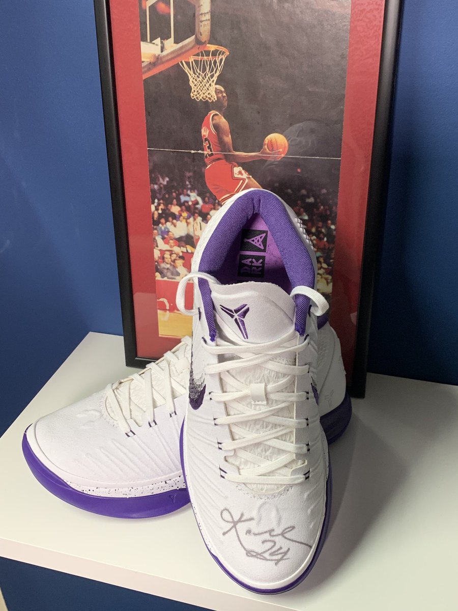 توییتر \\ Drafteados در توییتر: «Kobe Bryant va a estar siempre con nosotros  y con toda la familia de drafteados. Hoy hemos vuelto a colocar las zapatillas  firmadas por él en nuestra