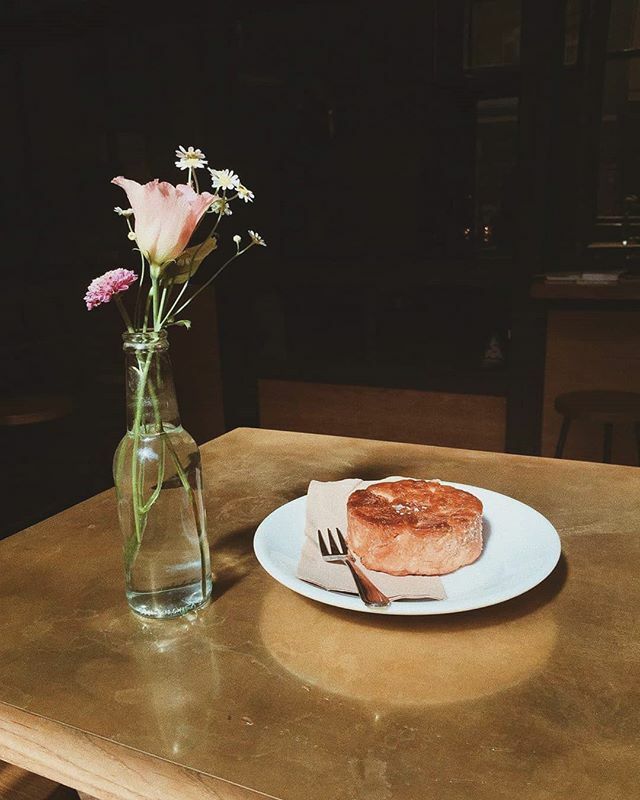 Wie hast du dein Wochenende verbracht: 🛋, 🍸 oder 💼?
- english in comments -
Egal wie, ein Queen A, der Anblick von schönen Blumen und der Geruch von frischem Kaffee im Hintergrund ist unser Rezept für einen gelungenen Start in die Woche.
.
Danke an @… ift.tt/2uFstE8