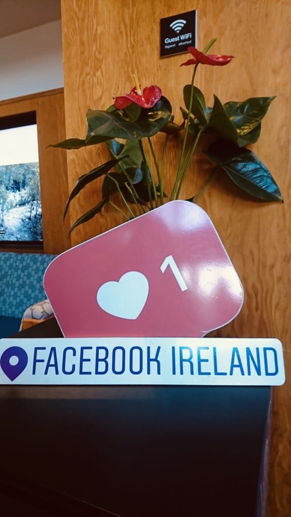 AudenciaDigital's tweet photo. Après un bon déjeuner, nous avons débuté l'après-midi par une présentation des solutions et de l’environnement digital dans lequel évoluent les collaborateurs chez @Facebook. #Audencia_LEX #Quentinprojectforlife #LetSmedDublin @ms_audencia @AudenciaDigital @Audencia https://t.co/OLjnqZf0es