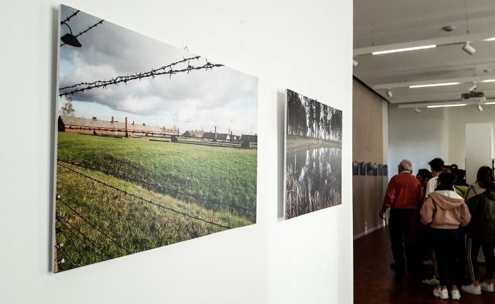 #Luino, inaugurata a #PalazzoVerbania la mostra fotografica di #EnzoBaccheschi sulla #Shoah. Presenti numerosi studenti bit.ly/2uDNv68