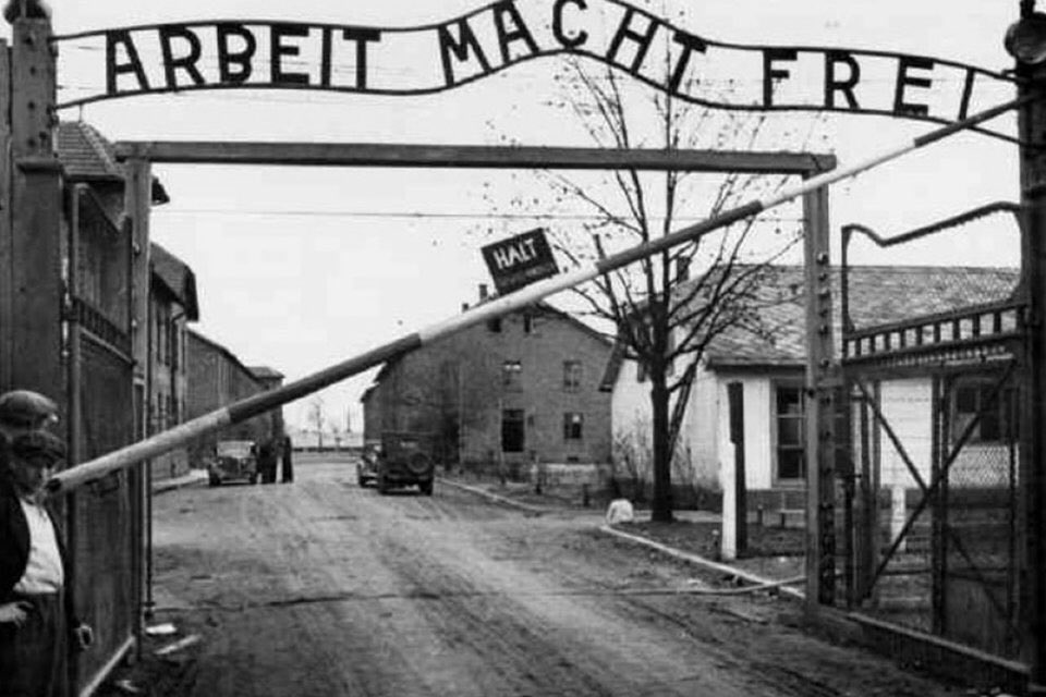 HenGeneral's tweet photo. "No hay palabras para expresar esta injuria, esta destrucción del hombre" 
#Auschwitz75 #Auschwitz #AuschwitzLiberation #auschwitzbirkenau https://t.co/Lt8wQvOJ16