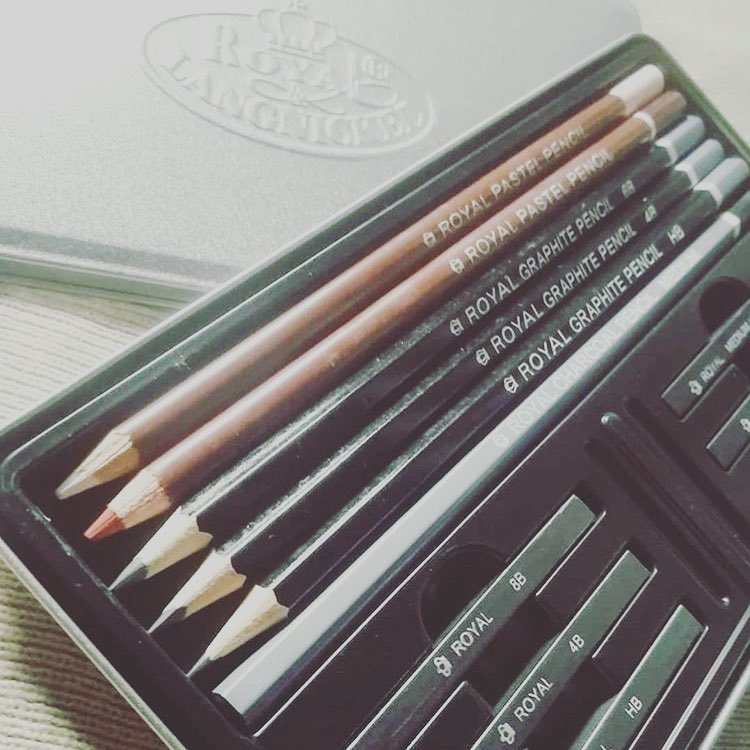 Take your sketching tools anywhere with our Sketching Tin sets! This compact set comes with a variety of sketching tools all packed neatly inside mental case with a lid. 
#royalbrushart #sketchingset #sketch #artset