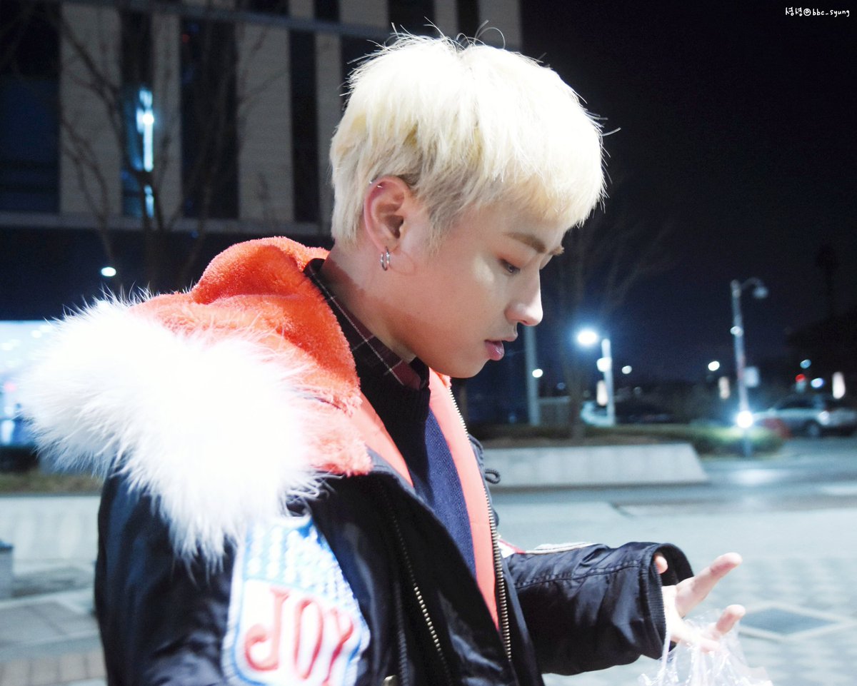 bbc_syung's tweet photo. 20191202월 파오케 #Power_Of_K
#유권 #김유권 #미니팬미팅

권이가 열심히 나눠준 핫팩 덕분에 따쉈당😆

@blockb_official #셩셩 https://t.co/9s0wrLpK4k