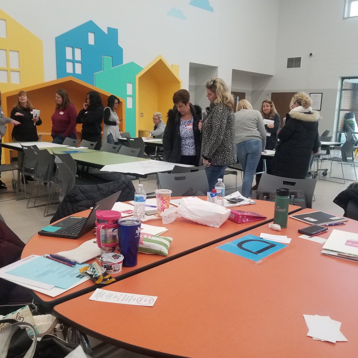 MrsKarenLong's tweet photo. Northwest teachers partner with the OWP to learn mo rd w about what writers need. @owpmu https://t.co/vPVRxjNEss