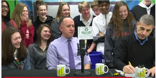 MrZurawAPGov's tweet photo. @jlawadvocate @LawFran2015 The moment the JLHS Student Congress recycling bin bill became law this morning! #gettingthingdone #doingourpart https://t.co/34o02YTbhy
