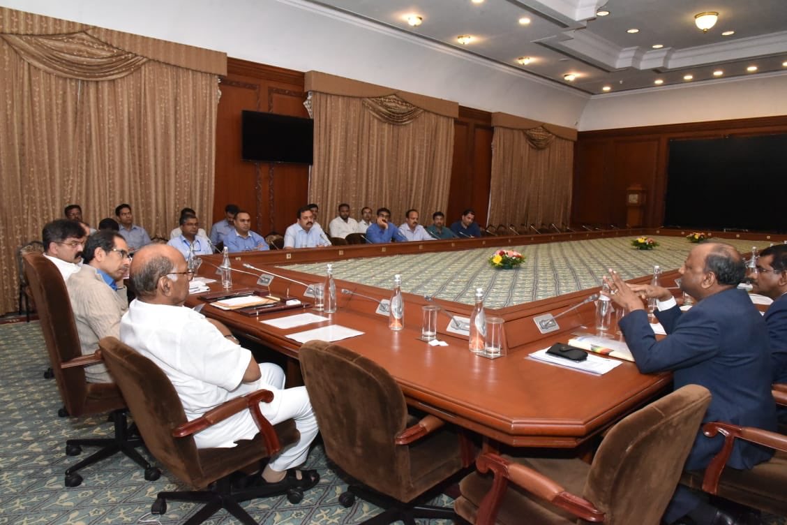 Awhadspeaks's tweet photo. Major bankers met the Chief Minister of Maharashtra and Sharad Pawarji and assured all out support to the Housing Industry
DeepakKapoor CO (SRA)
Milind Mhaiskar VP(MHADA)
will meet the bankers and work out a ease out formula in next 7 days https://t.co/0KTLxoEzBE