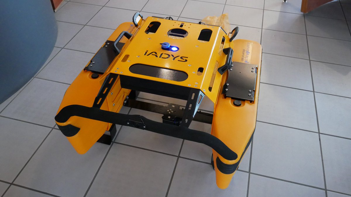 iadys's tweet photo. En déplacement sur la côte atlantique toute cette semaine, 1e arrêt au Port de La Turballe pour officialiser l'acquisition de notre #Jellyfishbot
Next step : Brest ! https://t.co/cQtstpGn5I