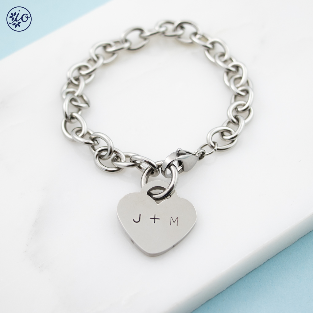 FollowIO's tweet image. We're loving this new handstamped heart bracelet from our January New Arrivals. Wouldn't this be a perfect gift for that special someone in your life? 💋 Shop this link - bit.ly/36ot0HU
#monogrammonday #initialoutfitters #iostyle #personalizedstyle #showyourio