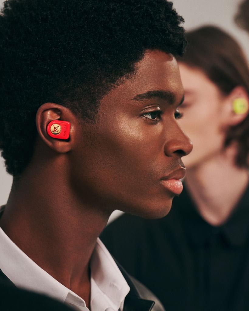 Louis Vuitton on X: Positive resonance. The new #LouisVuitton Horizon  Earphones come in five fresh colors, including bright red. Learn more about  the wireless headphones' new features at    / X