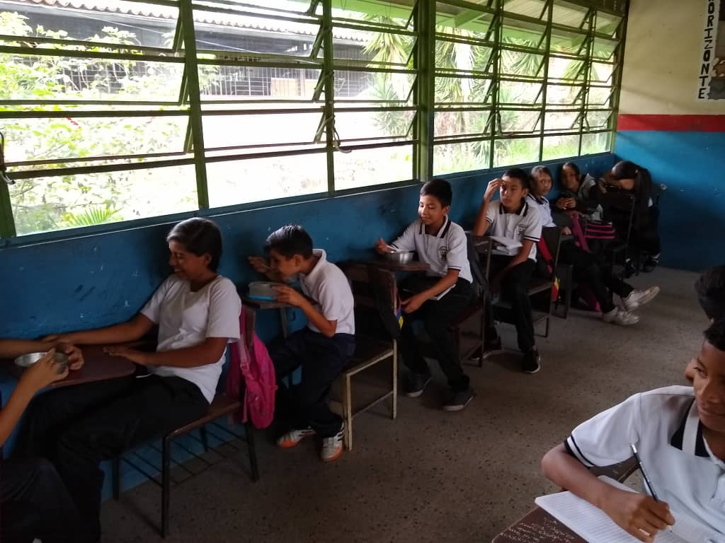 Entrega de alimentos durante la semana pasada elaborado por las cocineras y cocineros del sistema de alimentación escolar implementado por el estado Venezolano para el estudiantado del <a href="/LNCiprianoC/">Liceo Nacional Cipriano Castro</a>  #Tachira #VegaDeAza #Torbes @MPPEDUCACION <a href="/charlychaves/">Charly Rojas Chaves</a> @ZonaEducTachira