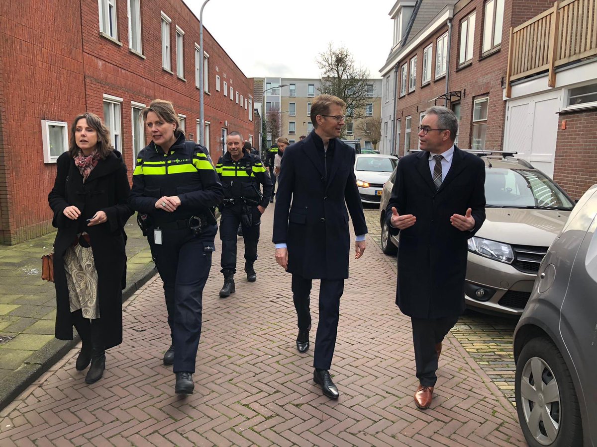SanderDekker's tweet photo. Op bezoek in Haarlem om te zien hoe @POL_Haarlem, @gemeentehaarlem en @HaarlemCollege2 zorgen dat jongeren op het juiste pad blijven. Doel? Een mooie toekomst voor de jongeren én een veilige buurt voor iedereen. #preventieloont https://t.co/jrx5TodEFS
