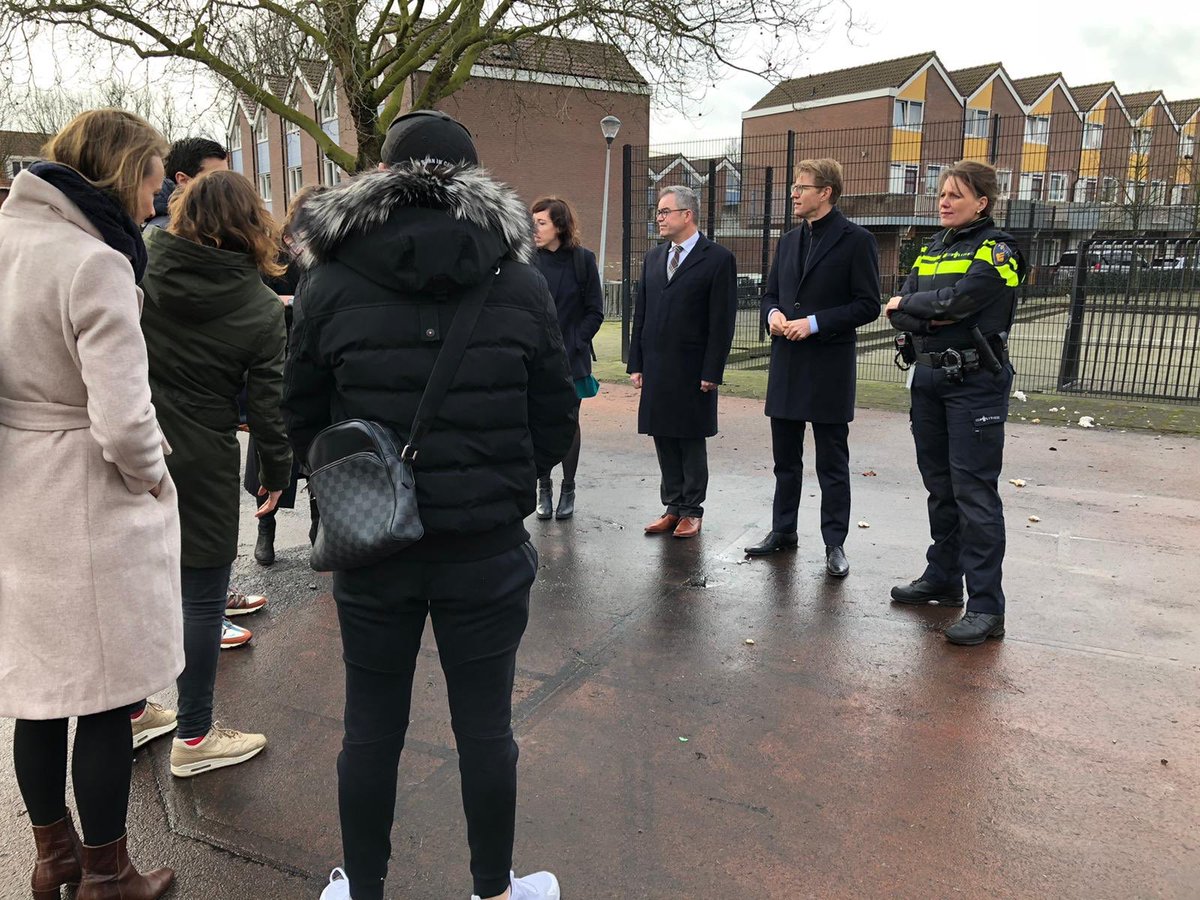 SanderDekker's tweet photo. Op bezoek in Haarlem om te zien hoe @POL_Haarlem, @gemeentehaarlem en @HaarlemCollege2 zorgen dat jongeren op het juiste pad blijven. Doel? Een mooie toekomst voor de jongeren én een veilige buurt voor iedereen. #preventieloont https://t.co/jrx5TodEFS