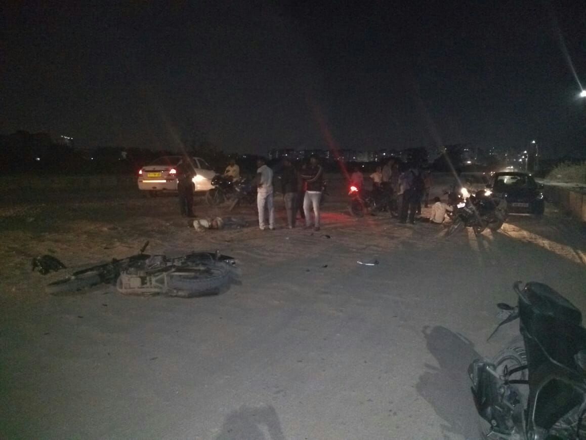 MadhuYashwanth3's tweet photo. @KTRTRS @trsharish @TelanganaCMO As said today we withnesed massive accident in #RR30extn. Two motorcycles collided each other..one person is critically injured not sure whether he will survive or not..#AskKTR https://t.co/7vlnXjTD9S