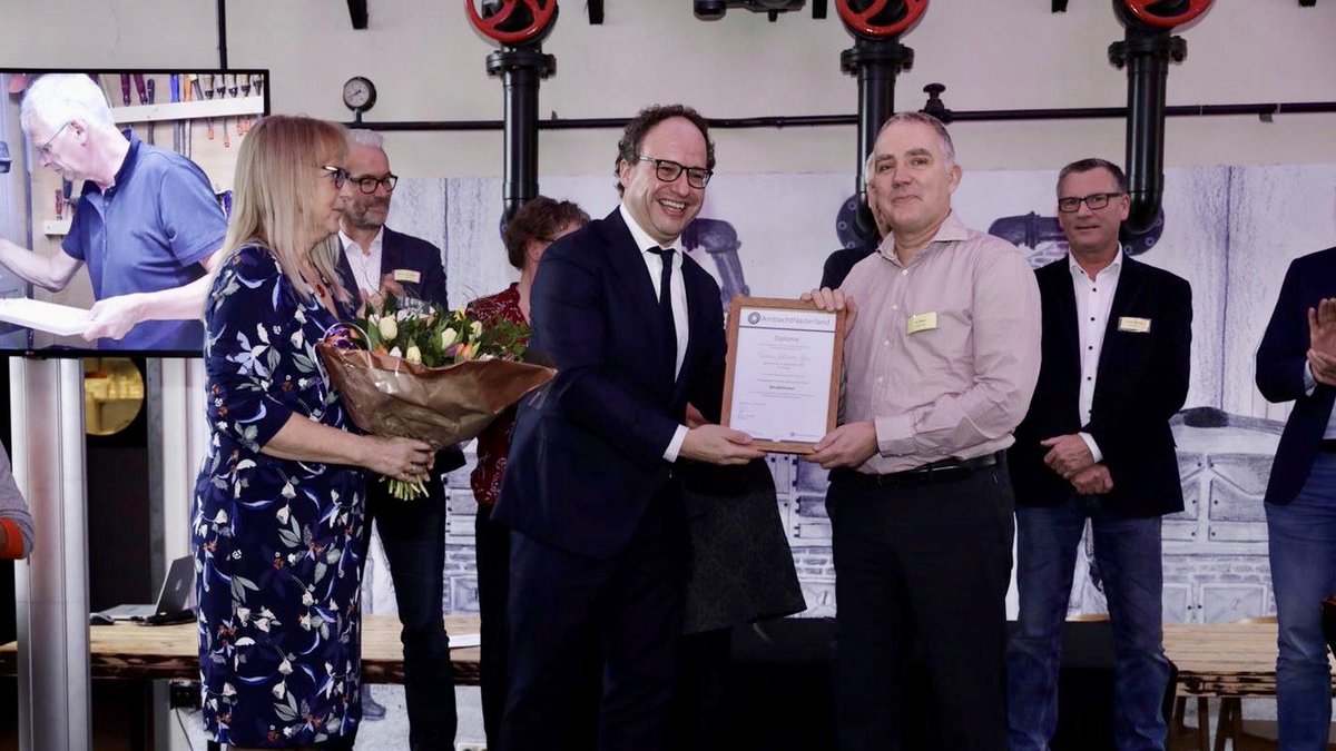 Nederland is 10 ambachtslieden rijker. <a href="/wkoolmees/">Wouter Koolmees</a> reikt vandaag diploma's uit aan de eerste afgestudeerden van de #Ambachtsacademie. Hier krijgen werkloze 50-plussers de kans om een ambacht te leren. <a href="/MinisterieSZW/">Ministerie van Sociale Zaken & Werkgelegenheid</a> subsidieert de Ambachtsacademie.