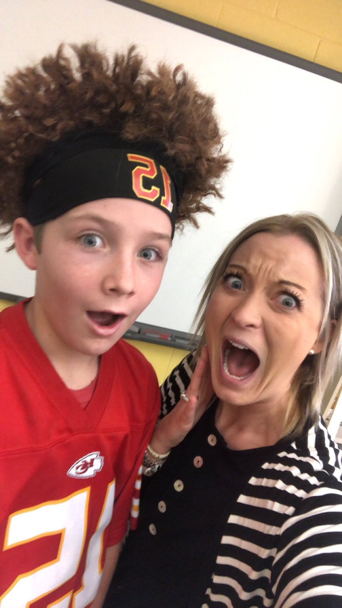 robinkramer's tweet photo. When “Mahomes” shows up in library with the fourth graders...  We love you @PatrickMahomes ! #MahomesMonday #willardschools #weetigers https://t.co/KecURDTZWL