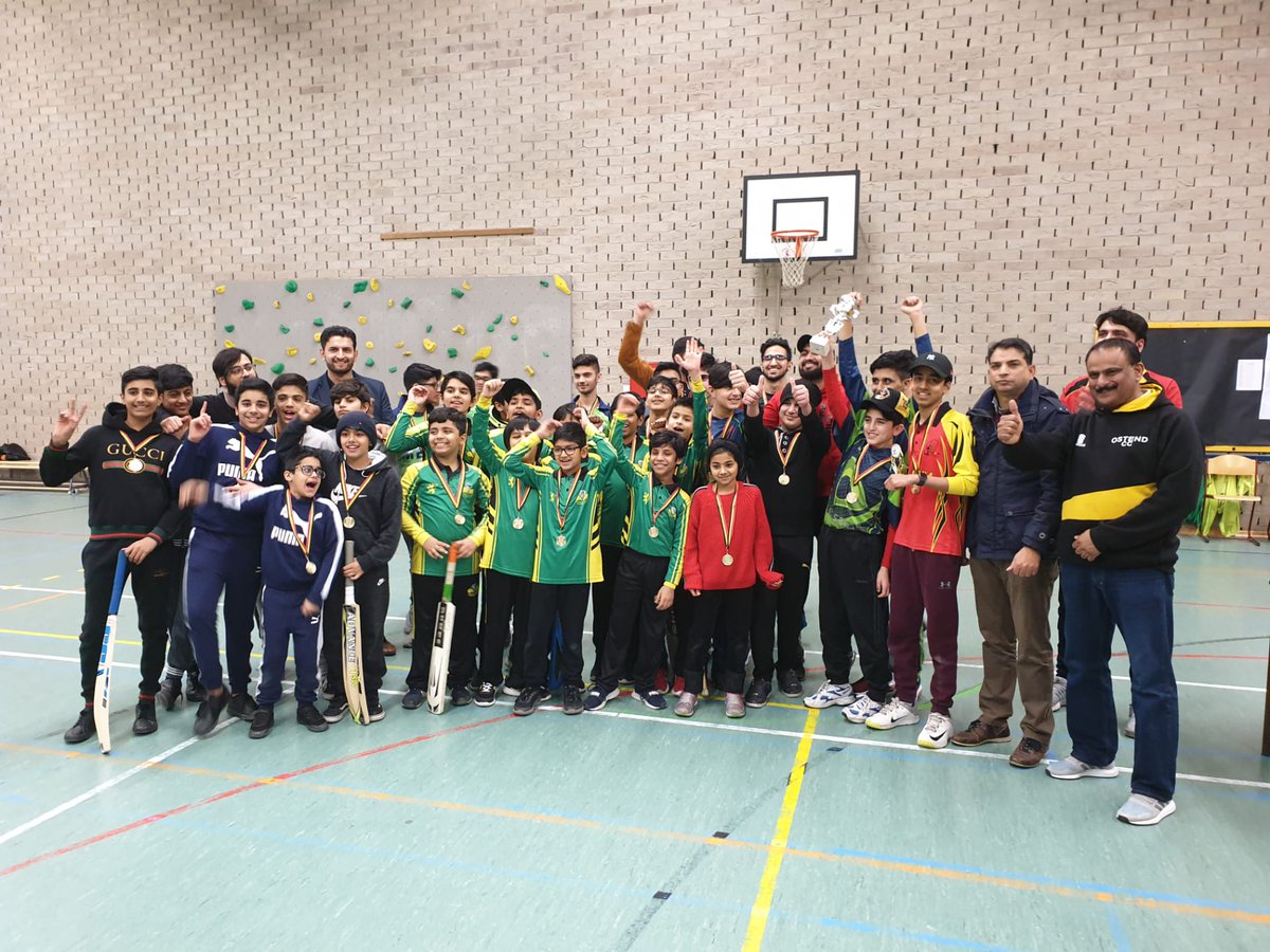 CricketVL's tweet photo. Eerste jeugdtoernooi van 2020 is een feit. Verschillende jeugdploegen uit heel Vlaanderen speelden gisteren zeer competetief cricket in #hasseltsportstad. Ostend Juniors eindigen als eerste gevolgd door Mechelen Eagles en Kortrijk Warriors. Een heel mooi initiatief. 🏏😍💪 https://t.co/I08arZ5Nar