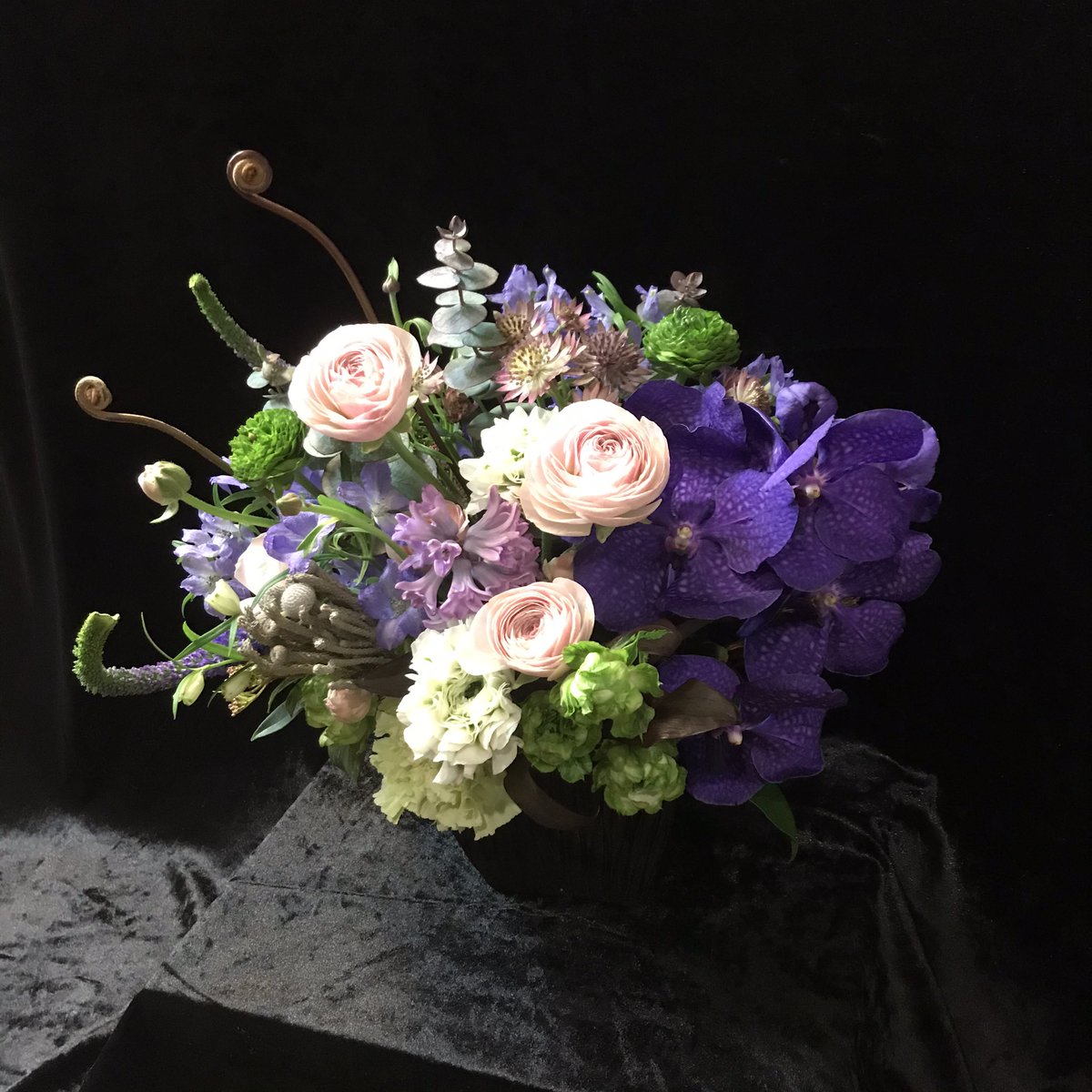 ダウントンアビー？
知らなかったからググりました、、笑

ダウントンアビーの映画の中に出てくるような方のイメージで、と
たのまれた、

お誕生日祝いの
アレンジメント

イメージを形にするのは難しいです、です。苦笑

#イメージを形にするのは難しい。#fleurir フルリール
#あすみが丘花屋#flower