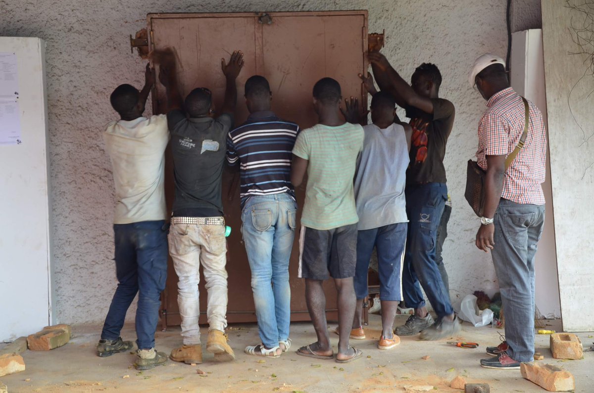 ALIPHFoundation's tweet image. What a great door! We funded the reinforcement of security for the Musée des Civilisations in #cotedivoire, which lost part of its collection in 2011 after looting. Now, #FondationTapa has nearly completed its work 👏 Bravo à tous! #ProtectingHeritageToBuildPeace #IvoryCoast