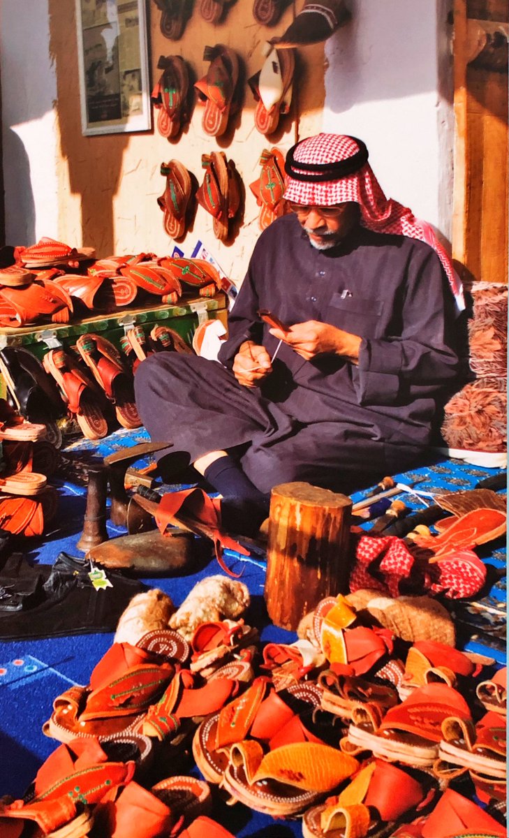 MansourShuwaier's tweet photo. (الأحذية الزبيرية) الشهيرة التي رغم ظهور المنتجات العالمية  بتصاميم حديثة ورغم مرور المملكة بطفرة اقتصادية على مر السنين الا انها لازالت باقية ومترسخة في قلوب عشاقها ولم يتم الاستغناء عنها حتى الآن وهذه الأحذية الجلدية السحرية لاتزال تعجب البعض،وخاصة محبي الماضي والتراث.
#الرياض https://t.co/fh0uwFBvr4