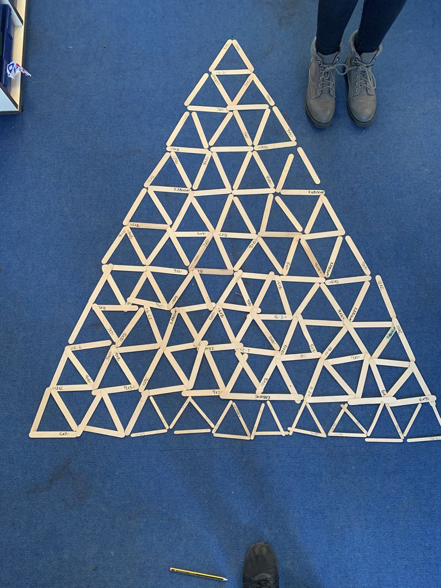whatsonatcampie's tweet image. P7S investigating triangular numbers this afternoon...how many triangles do you see? 🧐📐🔎 #SpotThePattern
